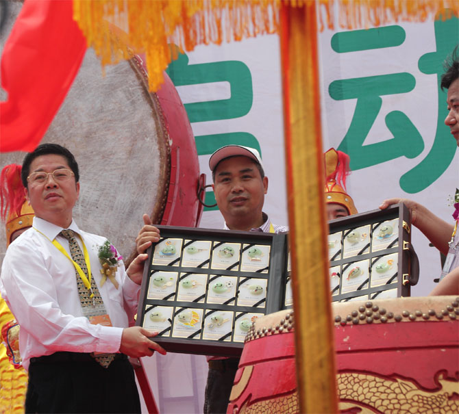 三联水晶玉石文化村广场